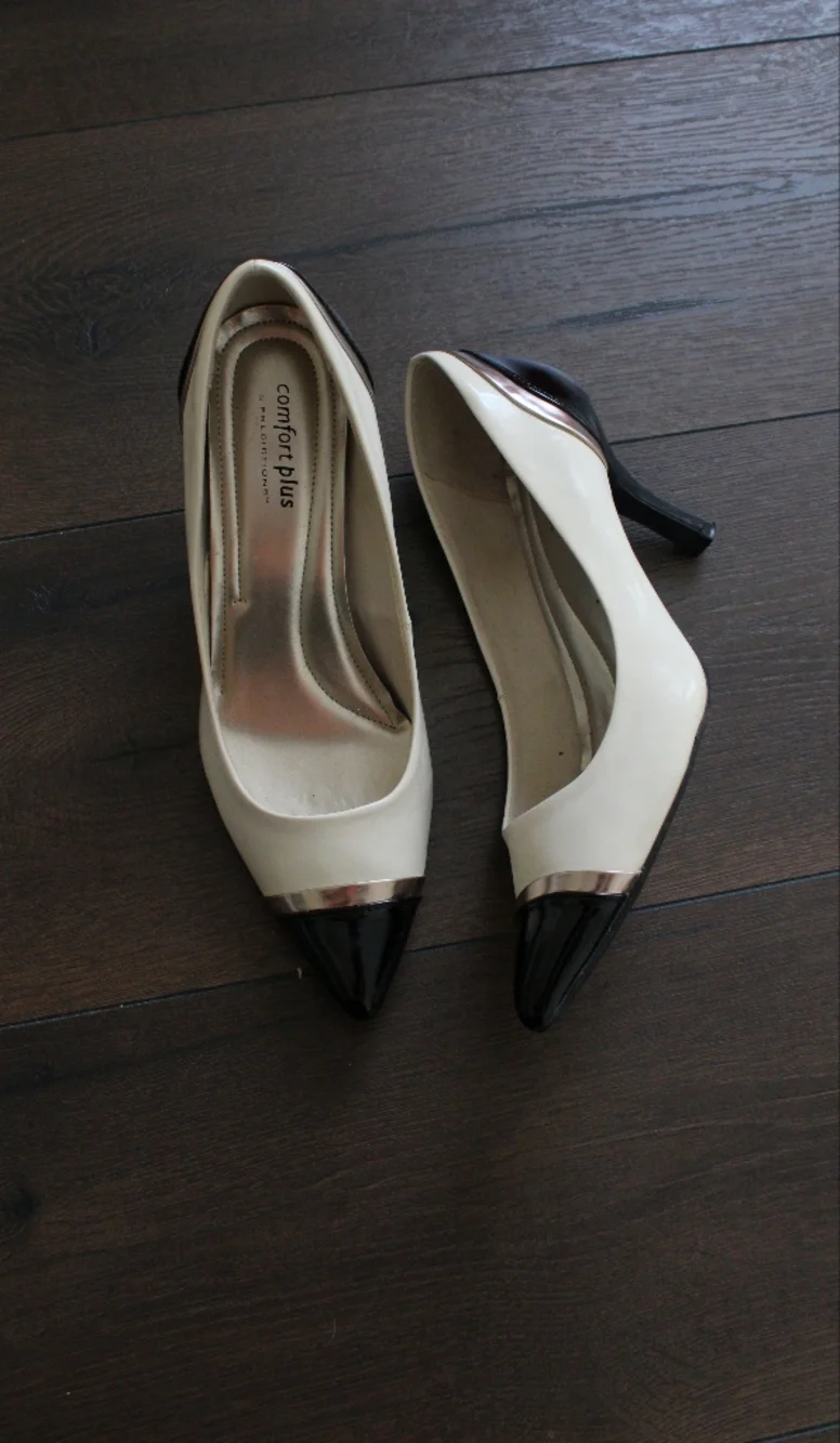 Predictions Ivory and Black Pointed Toe Heels with Gold Accent